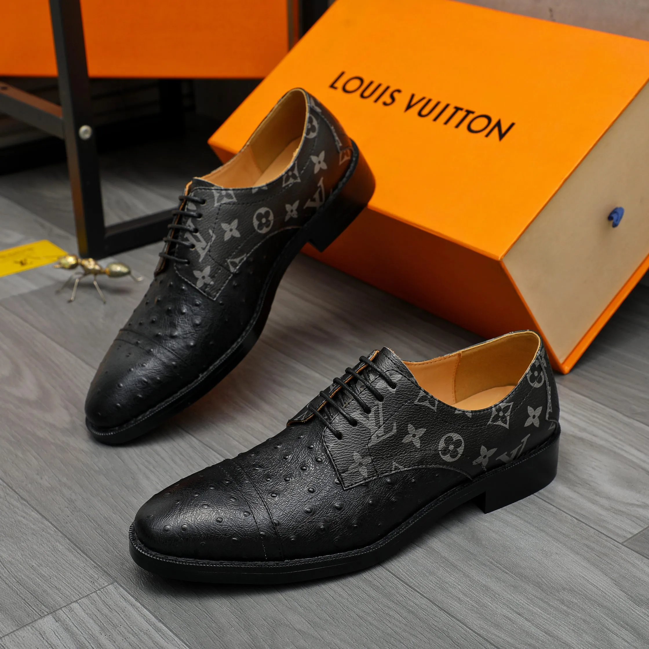 Men's shoes 💰500 Product trademark: LV "Louis Vuitton" business formal leather shoes Regular size: 39-45 (.45 customization is non-returnable) Product materials: Selected ostrich pattern cowhide upper, cowhide lining, original rubber outsole